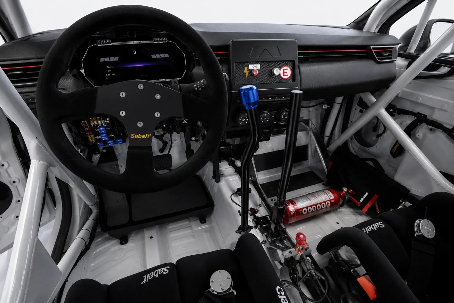 Cockpit interior del Renault Clio Rally5: volante Sabelt, jaula antivuelco, asientos baquet, extintor