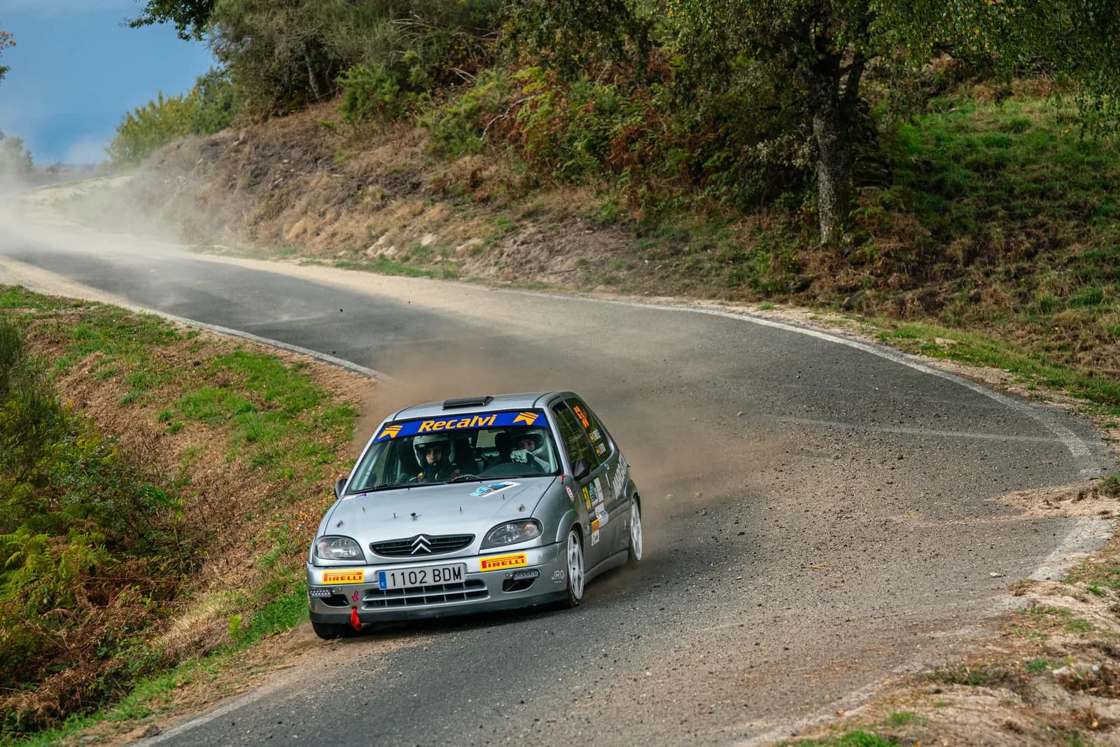 Citroën Saxo plata frontal sobre carretera asfaltada en el Rally Carballiño 2025