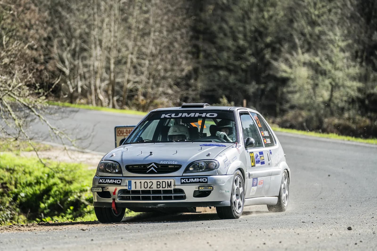 Citroën Saxo en curva del Rallysprint Piñor 2026 levantando polvo con público al fondo